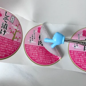 Factory Printing Roll Labels Chemical Waterproof Vinyl Material Stickers Glossy Surface CMYK Printing Customized Packaging